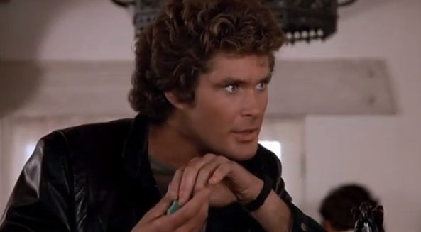 David Hasselhoff dyker upp i reklamfilmen, i ett klipp ur Knight Rider.
